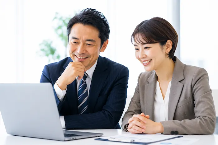 デジタル運用診断を受けて安心している中小企業の社長と担当者のイメージ